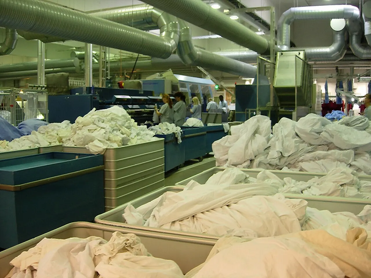 Lignes de finition de linge avec des postes d’alimentation