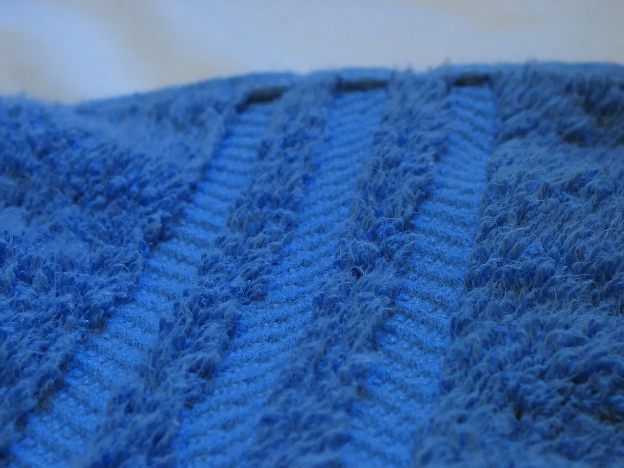 Gros plan des boucles d’une serviette éponge bleue