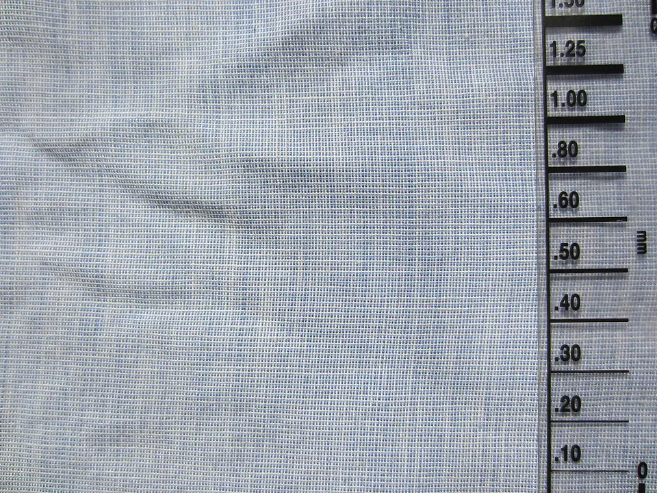 Tissu de coton bleu photographié avec une échelle en millimètres